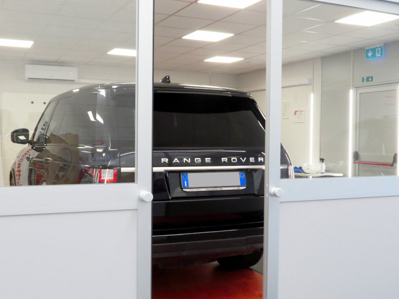 Auto nera marchio Range Rover all'interno di un laboratorio di car detailing