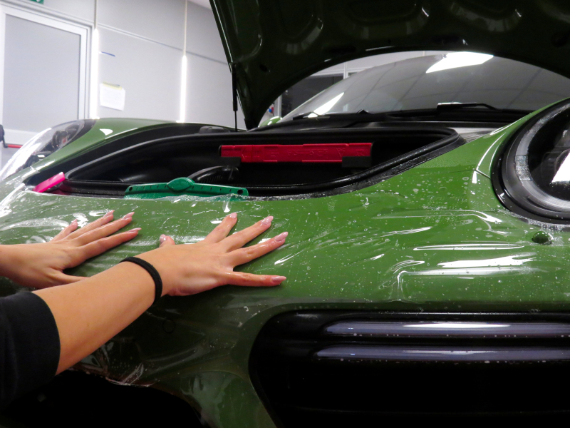 Application of paint protection film on a Porsche