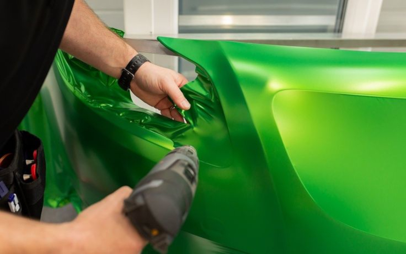 Applicazione car wrapping su frontale smontato